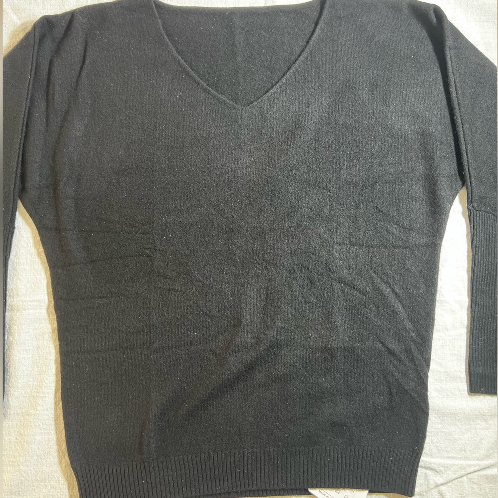 New women’s Liny Xin 100% superfine‎ Merino Wool V-neck sweater. Black. Size S